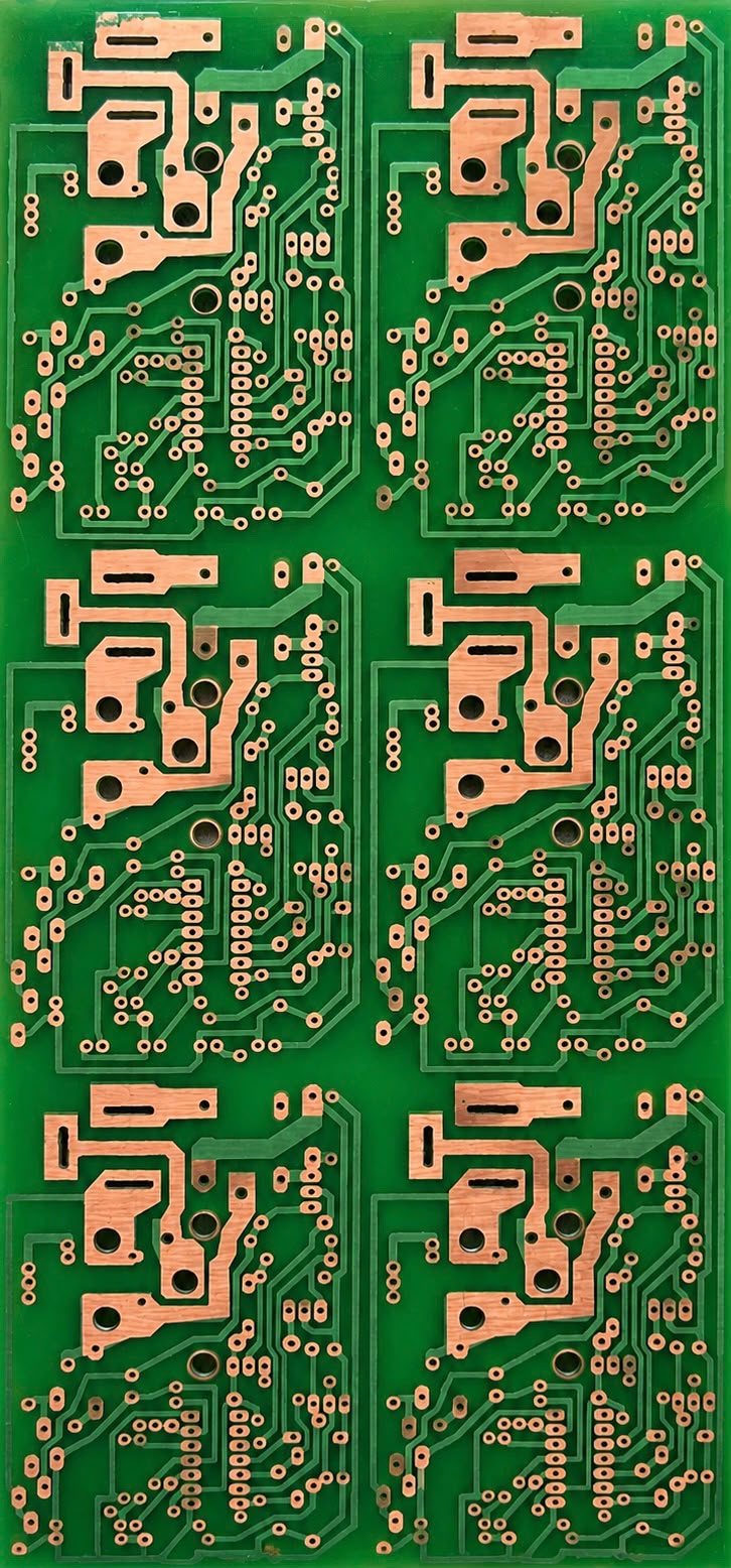 Panel de producción con múltiples circuitos impresos